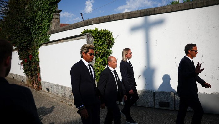 Suasana duka menyelimuti Kapel Kebangkitan di Gondomar, Portugal, Sabtu (5/7/2025), saat upacara pemakaman pemain sepak bola Portugal Diogo Jota dan saudaranya, Andre Silva, digelar. Keduanya meninggal dunia dalam kecelakaan mobil tragis di dekat Zamora, Spanyol, beberapa hari lalu.