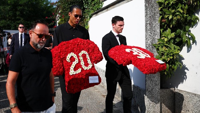 Suasana duka menyelimuti Kapel Kebangkitan di Gondomar, Portugal, Sabtu (5/7/2025), saat upacara pemakaman pemain sepak bola Portugal Diogo Jota dan saudaranya, Andre Silva, digelar. Keduanya meninggal dunia dalam kecelakaan mobil tragis di dekat Zamora, Spanyol, beberapa hari lalu.