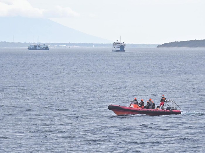 Petugas melakukan penelusuran dalam operasi SAR tenggelamnya KMP Tunu Pratama Jaya di perairan Selat Bali, Jembrana, Bali, Sabtu (5/7/2025). Tim SAR adonan memperluas area penelusuran korban kapal KMP Tunu Pratama Jaya yang karam di Selat Bali dikala berlayar dari Pelabuhan Ketapang menuju Pelabuhan Gilimanuk hingga 141,4 nautical mile (NM) persegi di kawasan perairan dan 269,38 persegi untuk area penelusuran udara. ANTARA FOTO/Fikri Yusuf