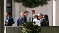 PM Portugal, Luis Montenegro, juga sempat datang saat penyemayaman masih bersifat privat bagi keluarga. Foto: PA Images via Getty Images/PA - PA Images