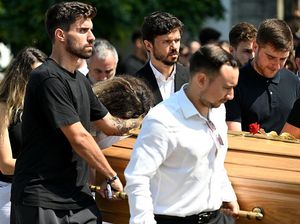 Video: Suasana Pemakaman Diogo Jota, Ruben Neves Angkat Peti Jenazah Video: Suasana Pemakaman Diogo Jota, Ruben Neves Angkat Peti Jenazah