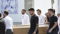 Ruben Neves langsung terbang melayat pemakaman Jota kurang dari 24 jam usai membela Al Hilal di Piala Dunia Antarklub 2025. Dia jadi satu-satunya pesepakbola yang mengusung peti mati Jota. (Foto: Sports Press Photo via Reuters C/João Mota/Sports Press Photo)