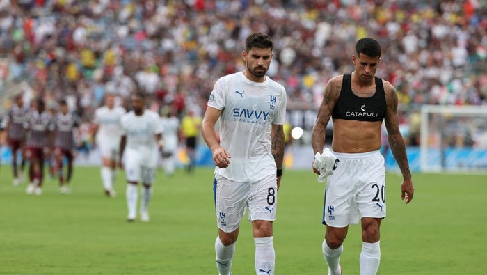 Ruben Neves dan Joao Cancelo Soccer Football - FIFA Club World Cup - Quarter Final - Fluminense v Al Hilal - Camping World Stadium, Orlando, Florida, U.S. - July 4, 2025 Al Hilals Ruben Neves and Joao Cancelo look dejected at half time IMAGN IMAGES via Reuters/Nathan Ray Seebeck