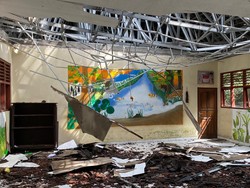 SDN 5 Muncan Karangasem Rusak Parah Tertimpa Pohon