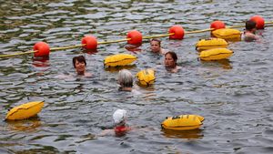 Seine Resmi Dibuka, Warga Paris Nikmati Pemandian Umum di Sungai Bersejarah