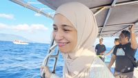 Shireen Sungkar Menangis Disambut Lumba-lumba di Laut Sabang