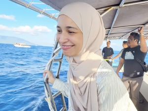 Shireen Sungkar Menangis Disambut Lumba-lumba di Laut Sabang Shireen Sungkar Menangis Disambut Lumba-lumba di Laut Sabang
