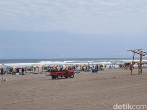 Libur Sekolah, Ribuan Wisatawan Jejali Pantai Parangtritis Libur Sekolah, Ribuan Wisatawan Jejali Pantai Parangtritis