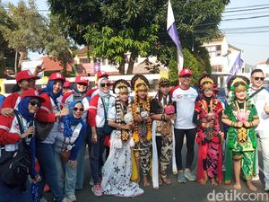 100 Penari Topeng Ramaikan Perayaan Seabad SMPN 1 Kota Cirebon 100 Penari Topeng Ramaikan Perayaan Seabad SMPN 1 Kota Cirebon