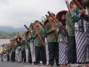 Uniknya Tradisi Ambil Air Suci Sikopyah Pakai Lodong di Serang Purbalingga Uniknya Tradisi Ambil Air Suci Sikopyah Pakai Lodong di Serang Purbalingga