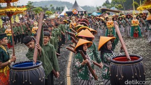 Melihat Tradisi Unik Ambil Air Suci Sikopyah Pakai Bambu di Serang Purbalingga