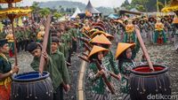 Melihat Tradisi Unik Ambil Air Suci Sikopyah Pakai Bambu di Serang Purbalingga