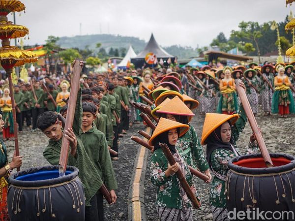 Melihat Tradisi Unik Ambil Air Suci Sikopyah Pakai Bambu di Serang Purbalingga