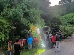 Emak-emak Bawa Truk di Parimo Terbalik gegara Rem Blong, Sempat Live di FB