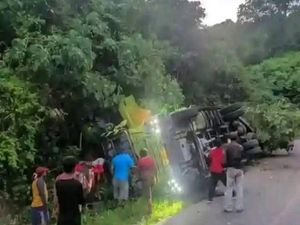 Kronologi Emak-emak Sopir Truk Kecelakaan Saat Live Medsos di Parimo Kronologi Emak-emak Sopir Truk Kecelakaan Saat Live Medsos di Parimo
