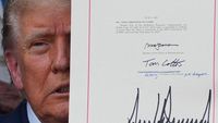 Trump Bahagia Usai Teken Undang-undang yang Tuai Kritik Pedas