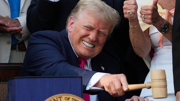 Trump Teken Aturan, Utang AS Meledak: Rp 53.000 Triliun!