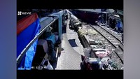 Video: Panjang Umur! Pria di Surabaya Selamat Seusai Tertemper Kereta Api