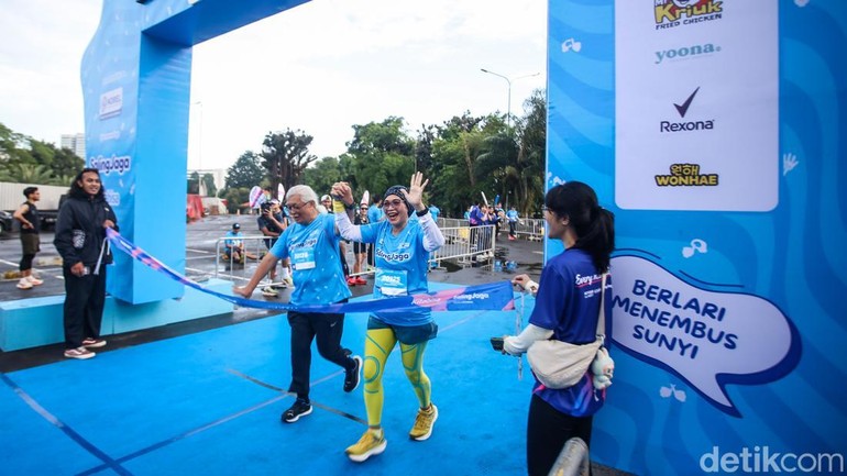 Peserta Nobel Run 2025 melintasi garis finish setelah menuntaskan jarak 5 km dan 10 km dalam mengikuti mengikuti Nobel Run: Berlari Bersama Teman Tuli di Jakarta, Minggu (6/7/2025).