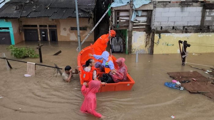 Banjir Menghanyutkan Semua, Termasuk Mimpi Sekolah