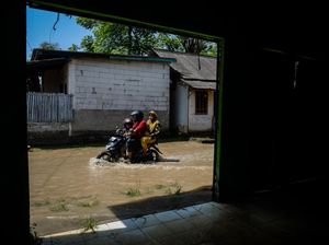 Luapan Sungai Cisadane Rendam Permukiman Warga di Tangerang