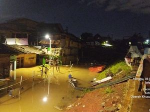 Banjir Jakarta Meluas: 86 RT Terendam Banjir, Ada yang Capai 2,7 Meter Banjir Jakarta Meluas: 86 RT Terendam Banjir, Ada yang Capai 2,7 Meter
