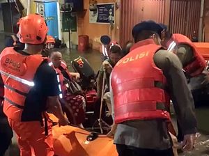 Banjir 1,5 Meter Rendam Pemukiman Warga di Mampang, Balita-Lansia Dievakuasi Banjir 1,5 Meter Rendam Pemukiman Warga di Mampang, Balita-Lansia Dievakuasi