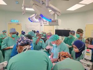 Momen Dokter di Malaysia Sukses Operasi Bayi Kembar Siam Langka, Prosesnya 13 Jam Momen Dokter di Malaysia Sukses Operasi Bayi Kembar Siam Langka, Prosesnya 13 Jam