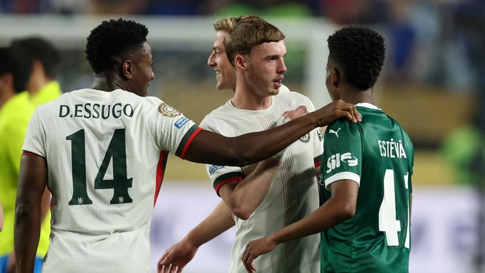 Cole Palmer, Estevao Soccer Football - FIFA Club World Cup - Quarter Final - Palmeiras v Chelsea - Lincoln Financial Field, Philadelphia, Pennsylvania, U.S. - July 4, 2025 Chelseas Dario Essugo and Cole Palmer react with Palmeiras Estevao after the match REUTERS/Lee Smith