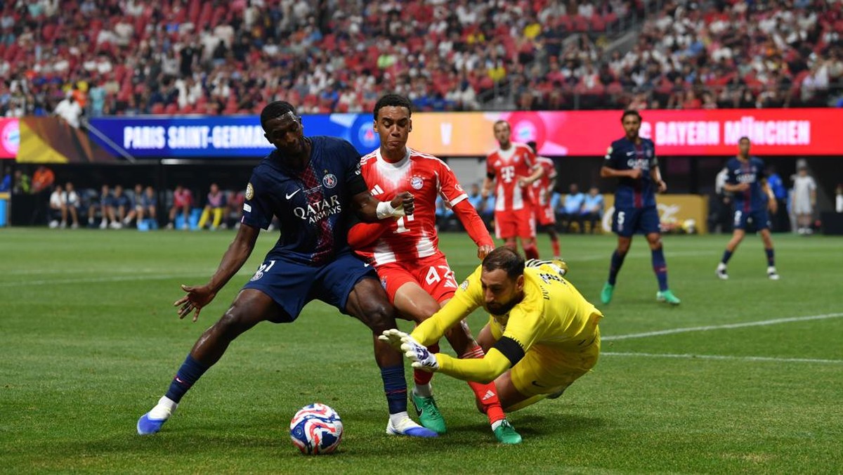 Aksi Gianluigi Donnarumma yang bikin engkel Jamal Musiala patah (Anadolu via Reuters Connect/Peter Zay)