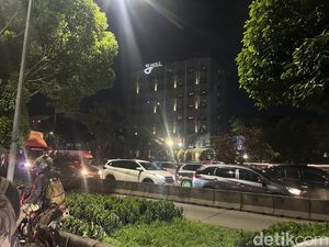 Jalan Daan Mogot Arah Tangerang Banjir, Banyak Pemotor Pilih Putar Balik Jalan Daan Mogot Arah Tangerang Banjir, Banyak Pemotor Pilih Putar Balik