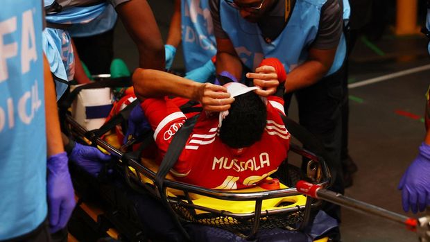 Soccer Football - FIFA Club World Cup - Quarter Final - Paris St Germain v Bayern Munich - Mercedes-Benz Stadium, Atlanta, Georgia, U.S. - July 5, 2025 Bayern Munich's Jamal Musiala is stretchered off after sustaining an injury REUTERS/Kai Pfaffenbach