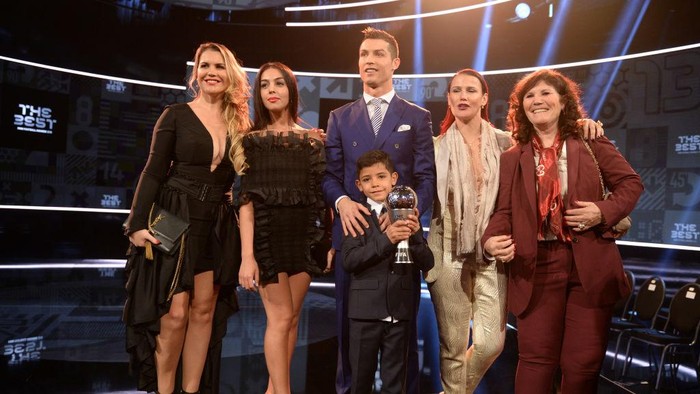Katia Aveiro-Cristiano Ronaldo Portuguese footballer Cristiano Ronaldo receives the award for FIFA World Player of the Year 2016, next to his girlfriend Georgina Rodriguez (2.f.l.), his son Cristiano Ronaldo Junior, his sister Katia (l), his sister Elma (2.f.r.), his mother Dolores Aveiro (r), at the FIFA World Players of the Year 2016 gala in Zurich, Switzerland, 9 January 2017. Photo: Patrick Seeger/dpa | usage worldwide (Photo by Patrick Seeger/picture alliance via Getty Images)