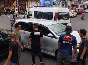 Ambulans Bawa Jenazah Terlibat Kecelakaan Beruntun di Parepare, 4 Mobil Rusak Ambulans Bawa Jenazah Terlibat Kecelakaan Beruntun di Parepare, 4 Mobil Rusak