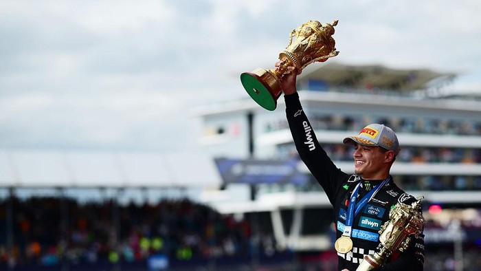 Lando Norris dengan trofi di GP Inggris 2025. (Foto: Formula 1 via Getty Images/Mario Renzi - Formula 1)