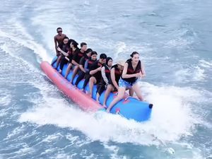 Aksi Luna Maya Ikutan Tren Aura Farming ala Penari Pacu Jalur Aksi Luna Maya Ikutan Tren Aura Farming ala Penari Pacu Jalur