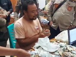 Dirazia Satpol PP, Pengemis Kantongi Rp 5,7 Juta Dirazia Satpol PP, Pengemis Kantongi Rp 5,7 Juta