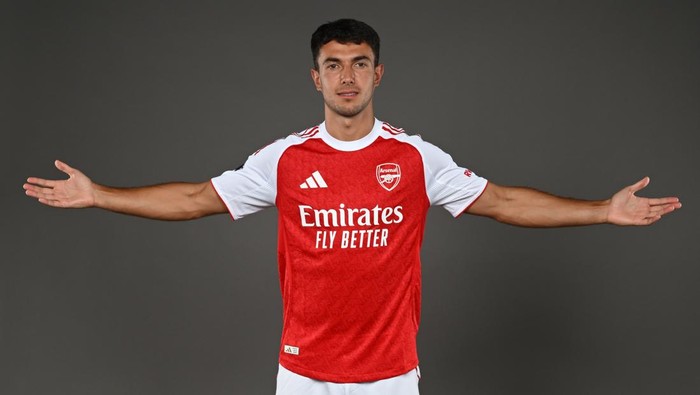 Martin Zubimend LONDON, ENGLAND - JULY 02: Arsenal unveil new signing Martin Zubimendi at Emirates Stadium on July 02, 2025 in London, England. (Photo by Stuart MacFarlane/Arsenal FC via Getty Images)