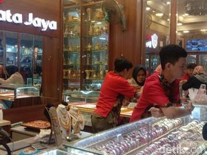Tahun Ajaran Baru, Ramai Warga Malang Jual Emas untuk Biaya Sekolah Tahun Ajaran Baru, Ramai Warga Malang Jual Emas untuk Biaya Sekolah