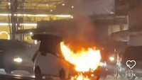 Viral Mobil Listrik Terbakar di Bandung saat Menunggu Lampu Merah