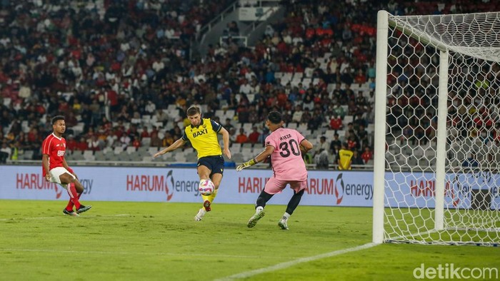 Oxford United vs Indonesia All Star Pemain Oxford United mencetak gol ke gawang Indonesia All Star dalam laga Piala Presiden 2025 di Stadion Gelora BUng Karno, Minggu (6/7/2025) malam WIB.