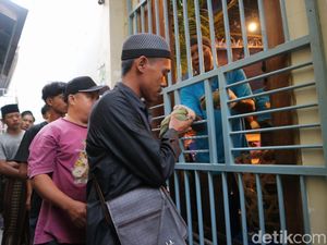 Melihat Ribuan Warga Antre Nasi Jangkrik Buka Luwur Makam Sunan Kudus Melihat Ribuan Warga Antre Nasi Jangkrik Buka Luwur Makam Sunan Kudus