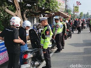 Puluhan Pesilat Konvoi ke Acara Suran Agung PSHW Madiun Diputar Balik Puluhan Pesilat Konvoi ke Acara Suran Agung PSHW Madiun Diputar Balik