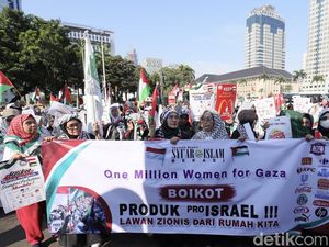 Potret Aksi Perempuan Boikot Produk Terafiliasi Israel di Patung Kuda Potret Aksi Perempuan Boikot Produk Terafiliasi Israel di Patung Kuda