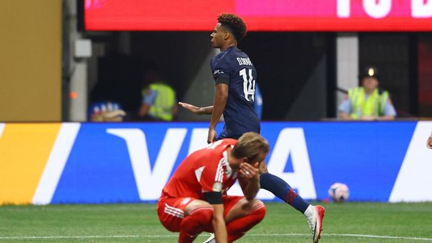 Soccer Football - FIFA Club World Cup - Quarter Final - Paris St Germain v Bayern Munich - Mercedes-Benz Stadium, Atlanta, Georgia, U.S. - July 5, 2025 Paris St Germain's Desire Doue celebrates scoring their first goal as Bayern Munich's Harry Kane looks dejected REUTERS/Kai Pfaffenbach