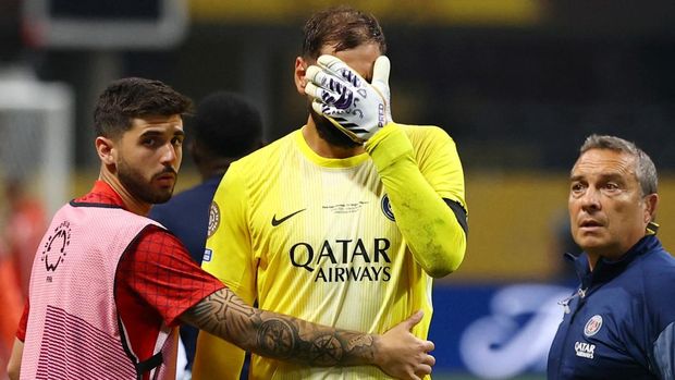 Soccer Football - FIFA Club World Cup - Quarter Final - Paris St Germain v Bayern Munich - Mercedes-Benz Stadium, Atlanta, Georgia, U.S. - July 5, 2025 Paris St Germain's Gianluigi Donnarumma reacts after Bayern Munich's Jamal Musiala sustains an injury REUTERS/Kai Pfaffenbach     TPX IMAGES OF THE DAY