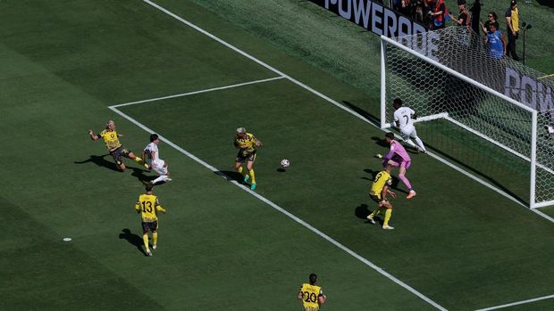 Soccer Football - FIFA Club World Cup - Quarter Final - Real Madrid v Borussia Dortmund - MetLife Stadium, East Rutherford, New Jersey, U.S. - July 5, 2025 Real Madrid's Fran Garcia scores their second goal past Borussia Dortmund's Gregor Kobel REUTERS/Hannah Mckay