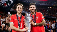 Diogo Jota dan Ruben Neves kembali bisa mengangkat trofi bareng, kali ini dengan menjadi juara UEFA Nations League 2025 untuk Timnas Portugal. (Foto: Dok. Instagram/@rubendsneves)