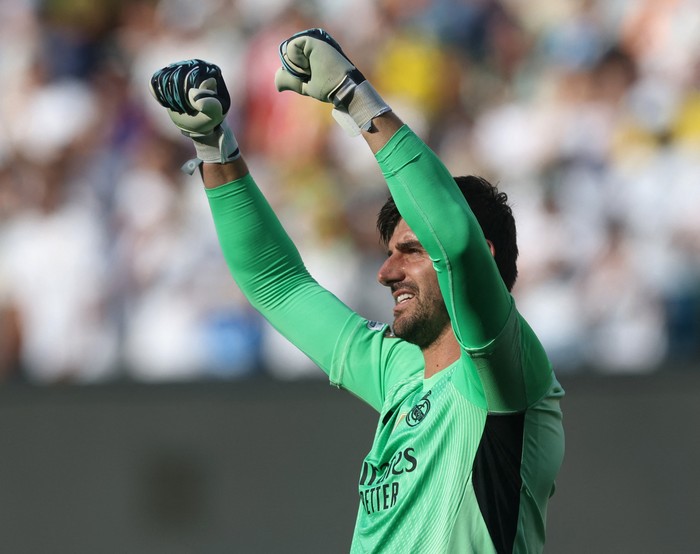 SOCCER-CLUB-RMA-BVB/REPORT Soccer Football - FIFA Club World Cup - Quarter Final - Real Madrid v Borussia Dortmund - MetLife Stadium, East Rutherford, New Jersey, U.S. - July 5, 2025 Real Madrids Thibaut Courtois celebrates after the match REUTERS/Lee Smith