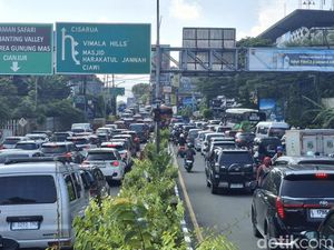 Lalin Padat, Polisi Terapkan One Way Arah Puncak Bogor Pagi Ini Lalin Padat, Polisi Terapkan One Way Arah Puncak Bogor Pagi Ini